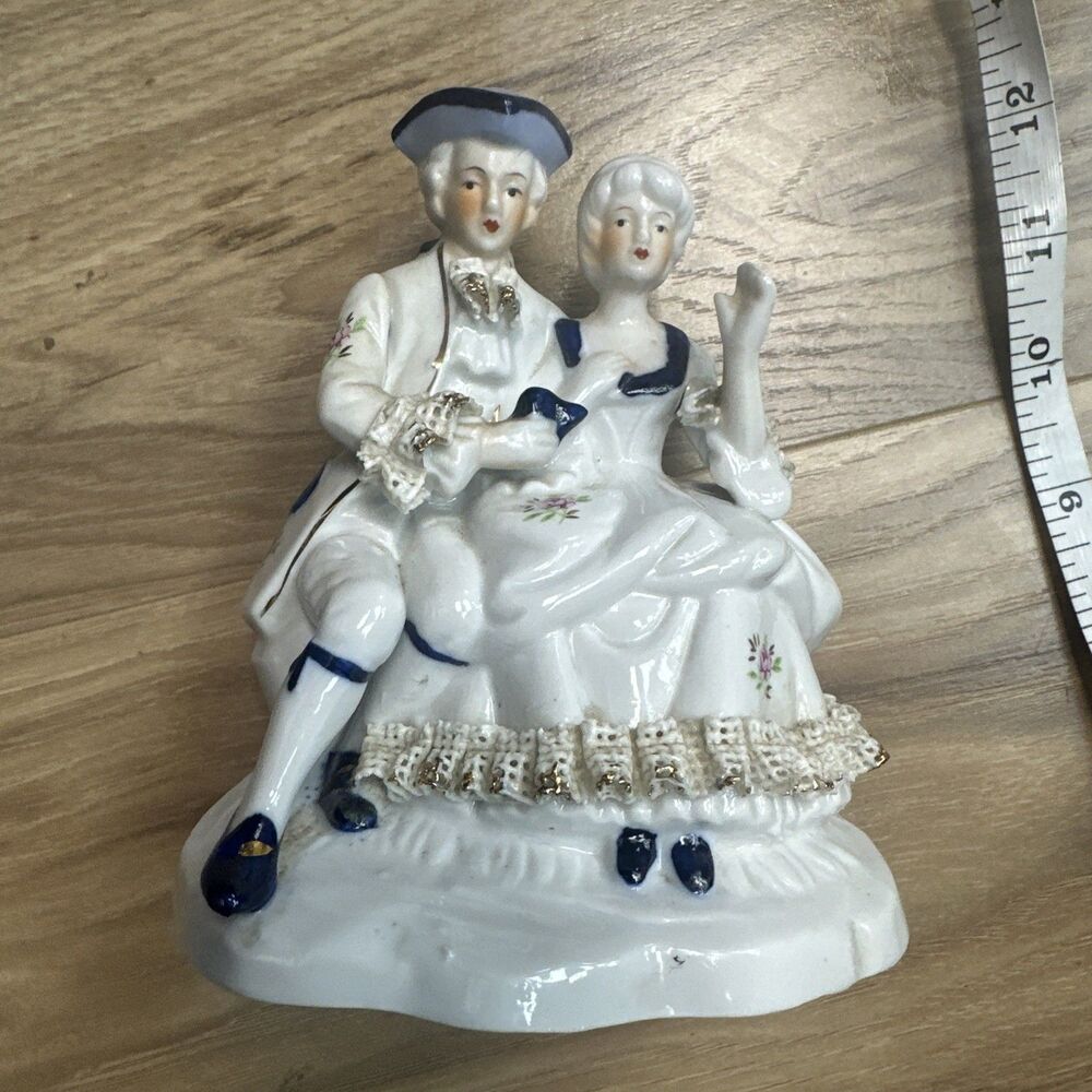 Vtg Colonial Couple Blue White Gold Figurine